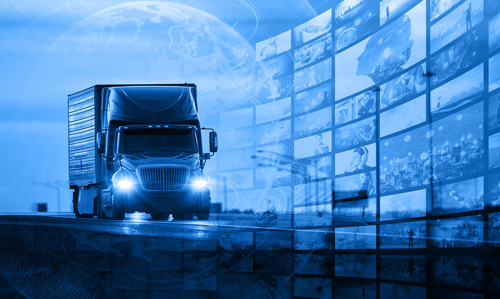 Camion porteur roulant sur l’autoroute avec écrans télé illustrant les actualités en surimpression