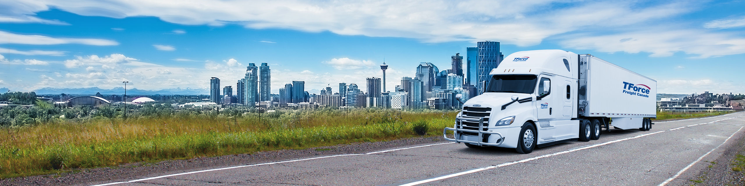 Semi-remorque de TForce Freight Canada roulant avec la silhouette de Calgary en arrière-plan