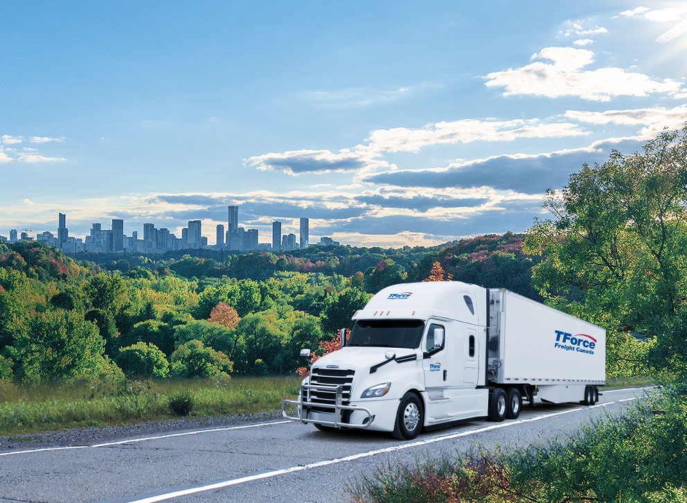 Semi-remorque TForce Freight Canada roulant devant un paysage représentant Toronto, au Canada